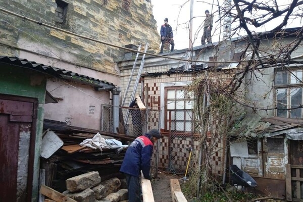 Во время непогоды в Одессе фронтон двухэтажного дома упал на другой дом: здания уже ремонтируют
