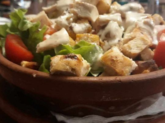 Салат з&nbsp;куркою, грінками та&nbsp;чорносливом: ситно та&nbsp;смачно