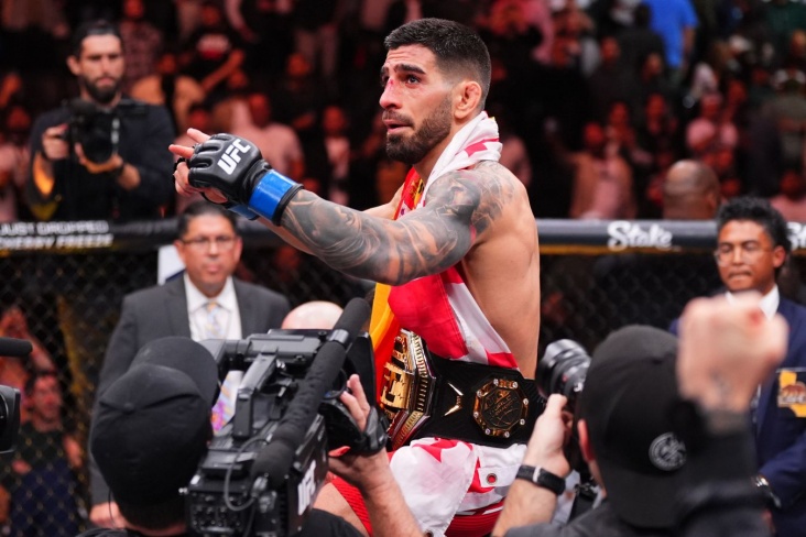 Непереможний Топурія сенсаційно нокаутував Волкановські в бою за титул UFC (відео)