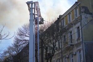 На Канатной в Одессе вспыхнул пожар в доме: погиб спасатель