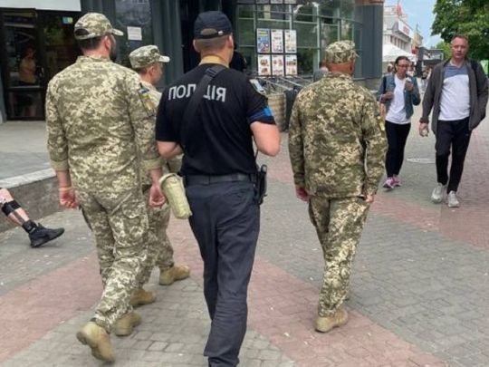 Співробітники ТЦК не мають права затримати ухилянта, а поліцейські — вручити йому повістку: що каже новий закон