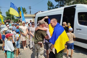 Более двух лет в плену: в Одесскую область вернулись четверо защитников Змеиного
