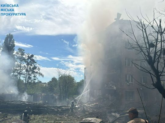 У Києві вибухом зруйновано цілий під'їзд житлового будинку, з-під завалів чути крики (відео)