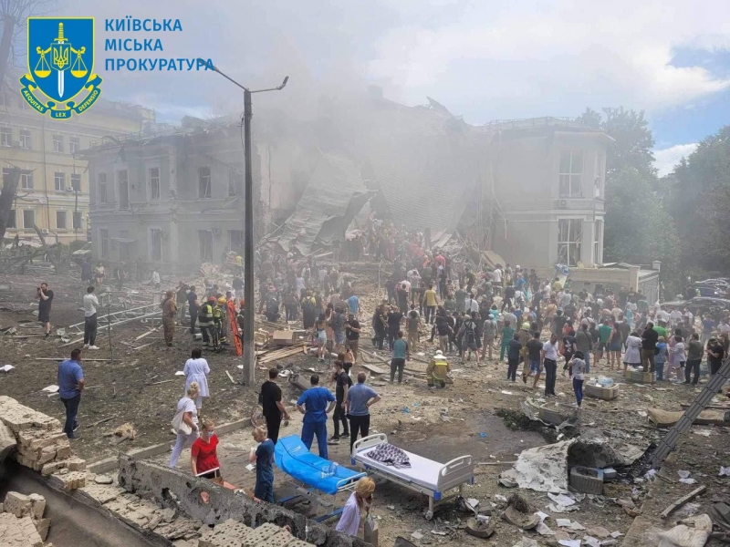 У Києві вибухом зруйновано цілий під'їзд житлового будинку, з-під завалів чути крики (відео)