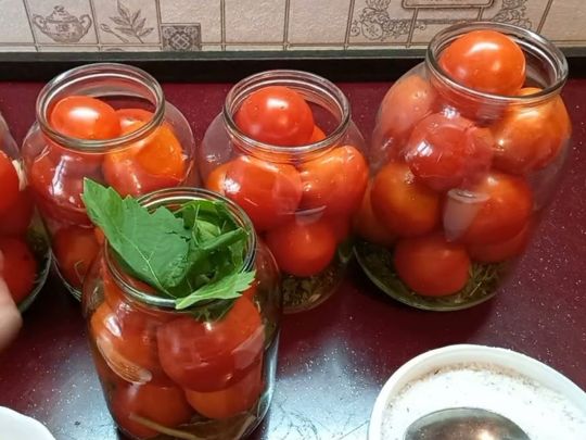 Квасимо помідори на зиму: зберігають смак аж до весни
