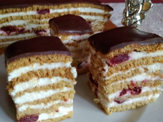 Медовий пляцок з вишнею: ідеально до ранкової кави