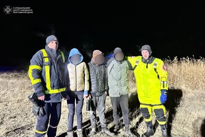В Одесской области двое подростков застряли на льду и чуть не провалились в пруд