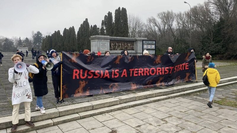 Пішли по&nbsp;кістках: під час покладання квітів до&nbsp;пам&rsquo;ятника радянським солдатам у&nbsp;Варшаві стався інцидент (відео)