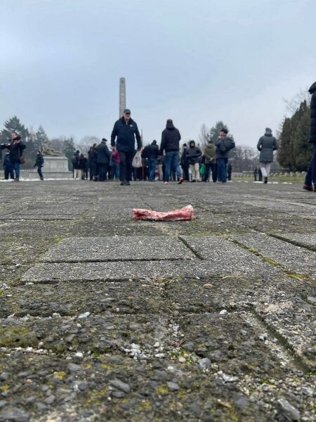 Пішли по&nbsp;кістках: під час покладання квітів до&nbsp;пам&rsquo;ятника радянським солдатам у&nbsp;Варшаві стався інцидент (відео)