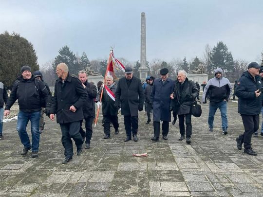 Пішли по&nbsp;кістках: під час покладання квітів до&nbsp;пам&rsquo;ятника радянським солдатам у&nbsp;Варшаві стався інцидент (відео)