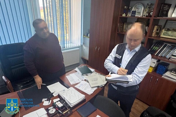 Вымогал у предпринимателя 12 тысяч долларов: в Одесской области главу поселкового совета разоблачили во взяточничестве