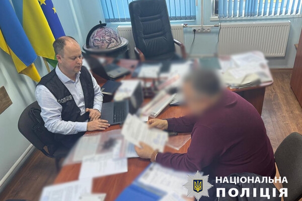 Вымогал у предпринимателя 12 тысяч долларов: в Одесской области главу поселкового совета разоблачили во взяточничестве