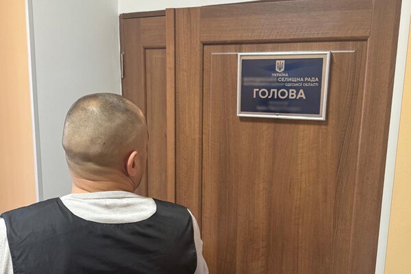 Вымогал у предпринимателя 12 тысяч долларов: в Одесской области главу поселкового совета разоблачили во взяточничестве