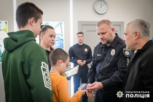 В Одессе родным погибших от ракетного удара полицейских вручили награды Президента Украины