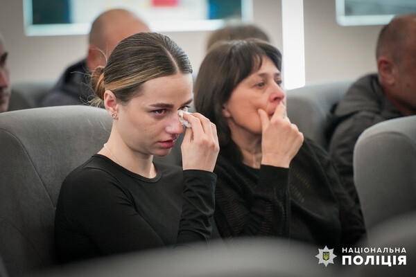 В Одессе родным погибших от ракетного удара полицейских вручили награды Президента Украины