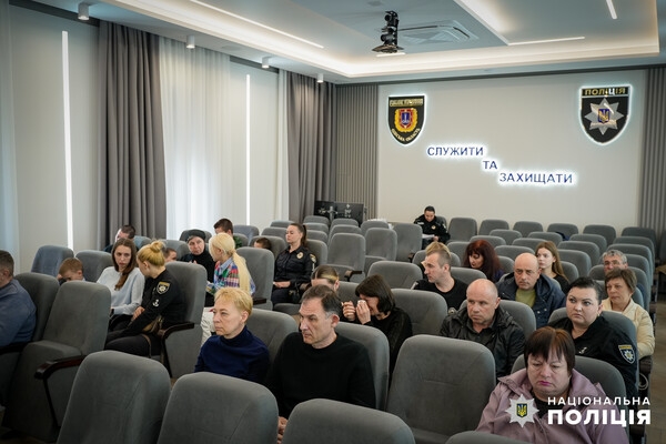 В Одессе родным погибших от ракетного удара полицейских вручили награды Президента Украины