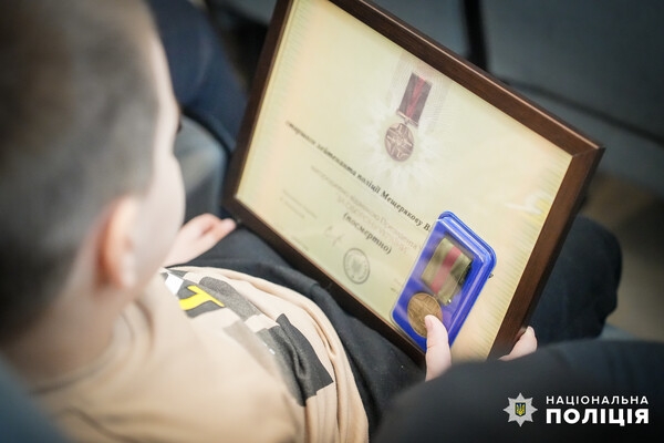В Одессе родным погибших от ракетного удара полицейских вручили награды Президента Украины