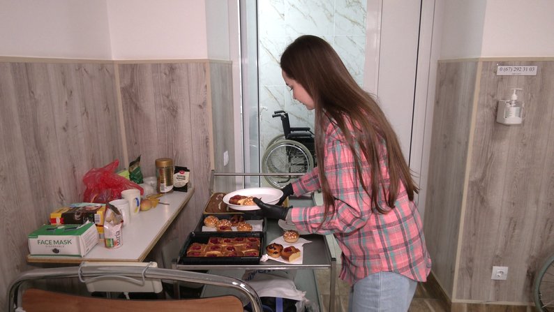 «Плануємо навіть коктейль-паті — безалкогольне, звісно, але з настроєм!»: як молода пара барберів дарує позитивні емоції пораненим захисникам