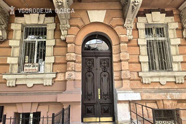 В Одессе возобновили парадную дверь в доме Амбеликопуло: фотоотчет