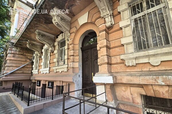 В Одессе возобновили парадную дверь в доме Амбеликопуло: фотоотчет