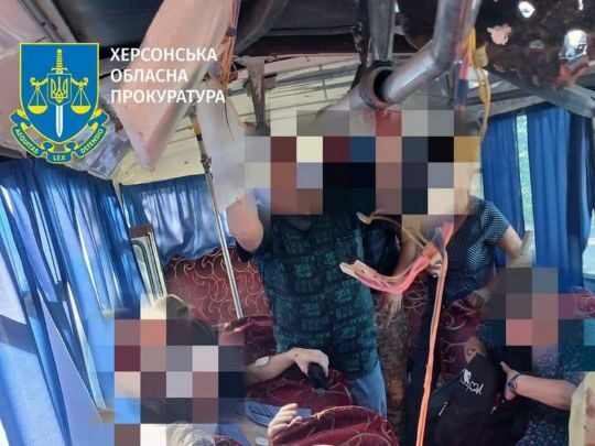 Під Херсоном російський дрон вдарив по&nbsp;автобусу з&nbsp;цивільними: є&nbsp;жертви (фото)