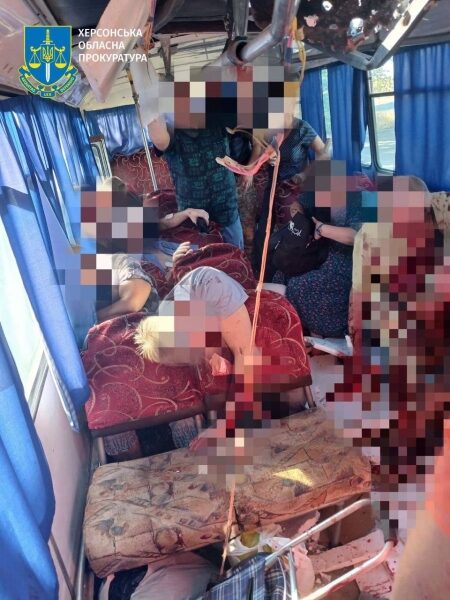 Під Херсоном російський дрон вдарив по&nbsp;автобусу з&nbsp;цивільними: є&nbsp;жертви (фото)