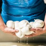 Не виливайте воду з моцарели: ця рідина корисна для вашого здоров’я