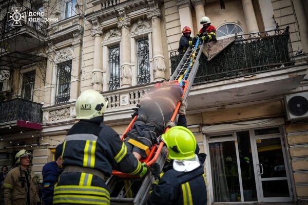 В центре Одессы обрушился балкон с людьми: есть пострадавшие