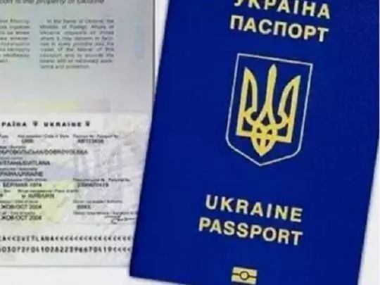 Кабмін заборонив продовжені закордонні паспорти: документи доведеться міняти