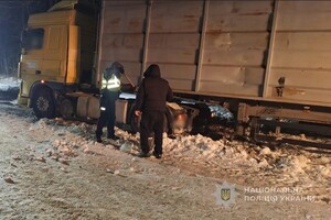 В Одесской области из-за непогоды застряла фура: на помощь пришли полицейские и фермеры
