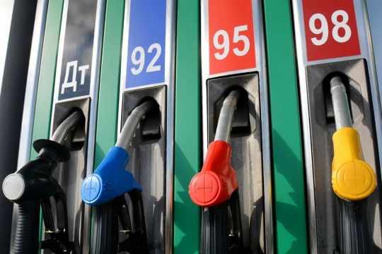 Наживаються на&nbsp;українцях і&nbsp;зароблять мільйони: АЗС продають бензин по&nbsp;завищених цінах