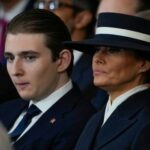 Меланія Трамп у строгому костюмі розцілувала 19-річного сина на публіці — що сталося