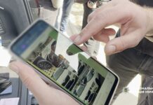 Ошукували військових на продажі елітних іномарок та відмивали отримані прибутки: на Одещині поліцейські викрили та затримали групу шахраїв