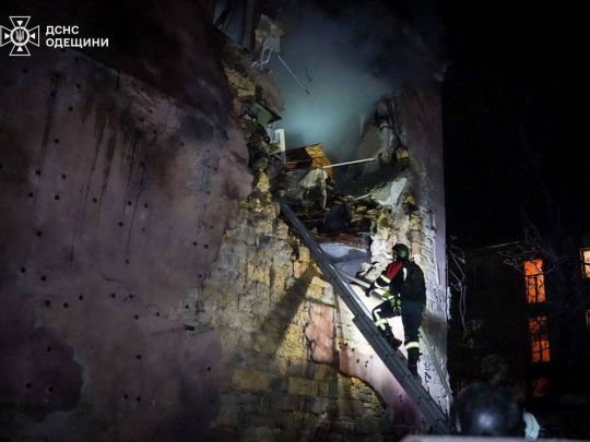 Горять будинки, триває розбір завалів, є&nbsp;загиблі та&nbsp;поранені: рф&nbsp;вдарила по&nbsp;українських містах (фото, відео)