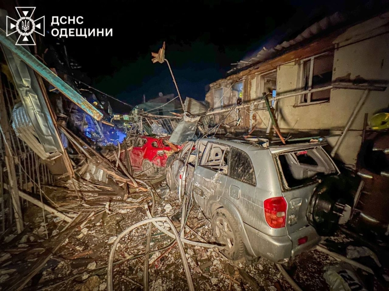 Горять будинки, триває розбір завалів, є&nbsp;загиблі та&nbsp;поранені: рф&nbsp;вдарила по&nbsp;українських містах (фото, відео)