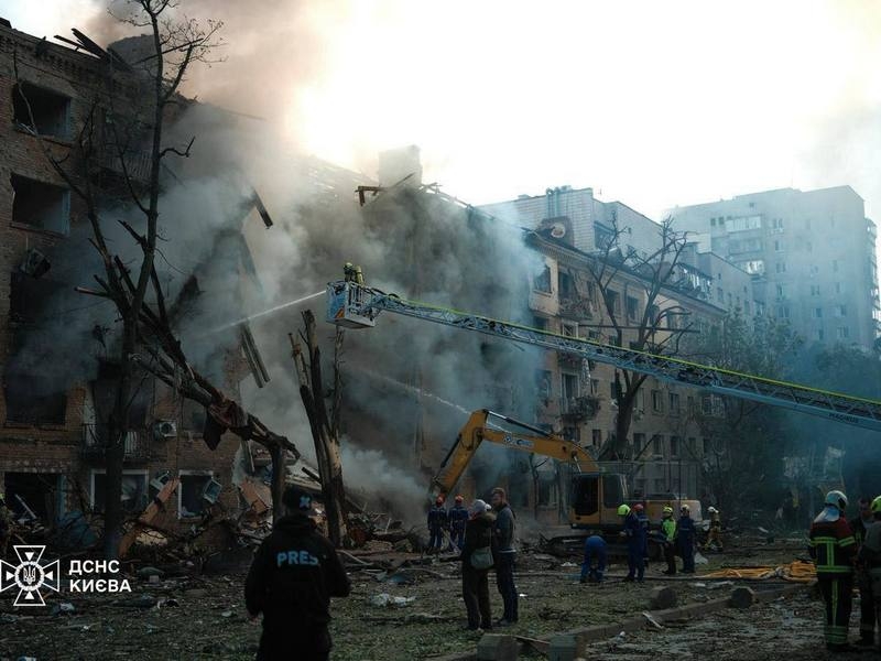 Одна з наймасованіших атак по Києву і області: ТРЦ згоріли вщент, будинки зруйновані, метро пошкоджене, кількість жертв постійно зростає (фото, відео)