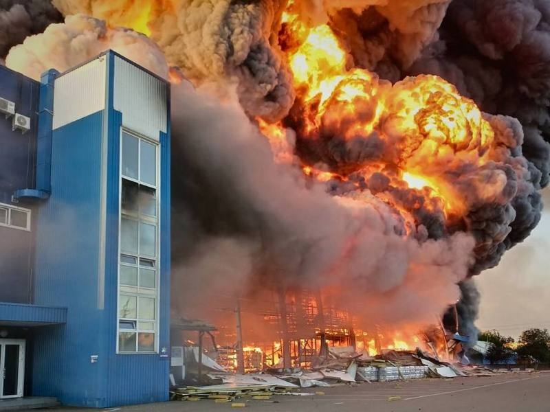 Одна з наймасованіших атак по Києву і області: ТРЦ згоріли вщент, будинки зруйновані, метро пошкоджене, кількість жертв постійно зростає (фото, відео)