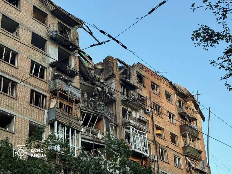 Одна з наймасованіших атак по Києву і області: ТРЦ згоріли вщент, будинки зруйновані, метро пошкоджене, кількість жертв постійно зростає (фото, відео)