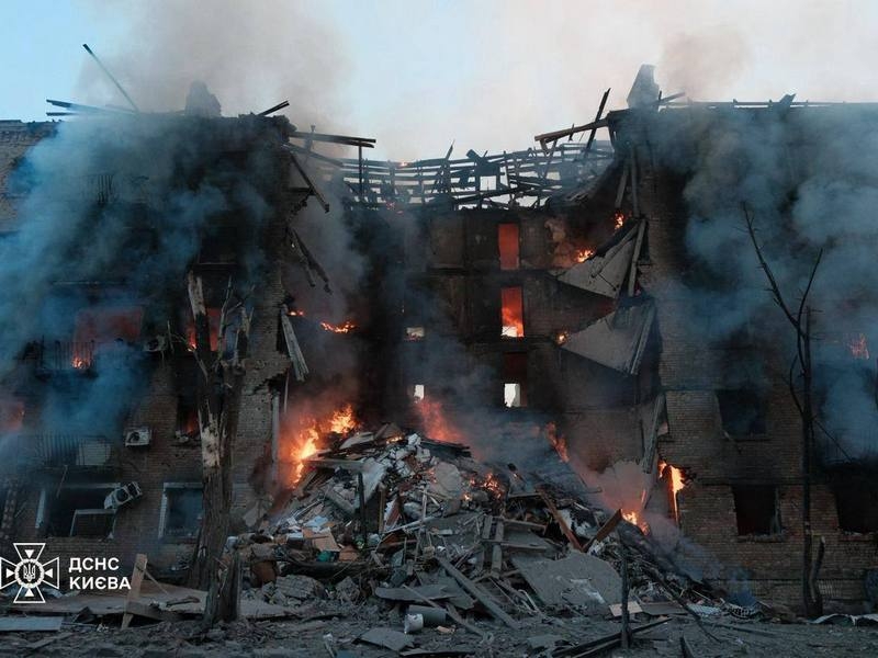 Одна з наймасованіших атак по Києву і області: ТРЦ згоріли вщент, будинки зруйновані, метро пошкоджене, кількість жертв постійно зростає (фото, відео)