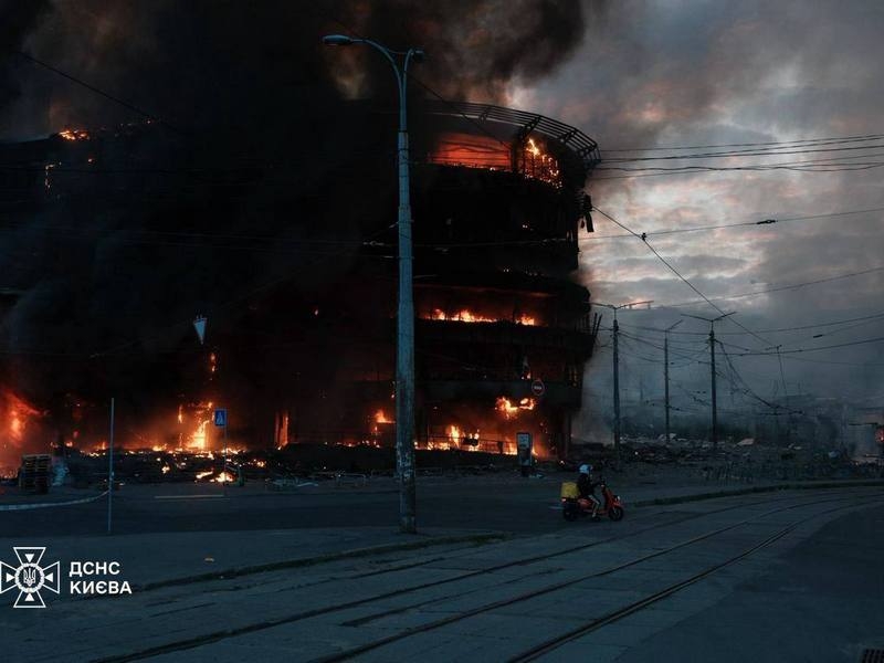 Одна з наймасованіших атак по Києву і області: ТРЦ згоріли вщент, будинки зруйновані, метро пошкоджене, кількість жертв постійно зростає (фото, відео)