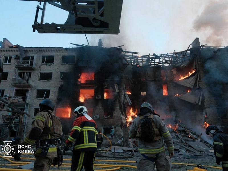 Одна з наймасованіших атак по Києву і області: ТРЦ згоріли вщент, будинки зруйновані, метро пошкоджене, кількість жертв постійно зростає (фото, відео)