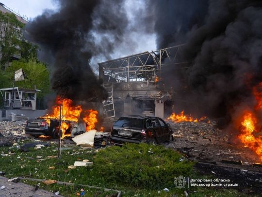 Вибухи і&nbsp;зруйновані будинки, загиблі та&nbsp;десятки поранених: росія накрила Україну хвилею атак