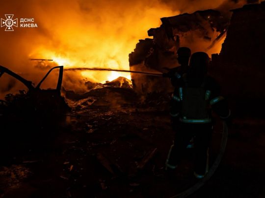 Горіли будинки та&nbsp;автомобілі: вночі &laquo;Шахеди&raquo; атакували Київ та&nbsp;Миколаїв, є&nbsp;постраждалі (фото)